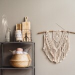 Pallas-macramé ja luonnonmateriaaleja boheemissa sisustuksessa.