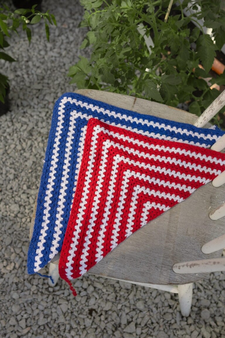 Punavalkoinen ja sininenvalkoinen virkattu Hilkka-bandana harmaan tuolin päällä.